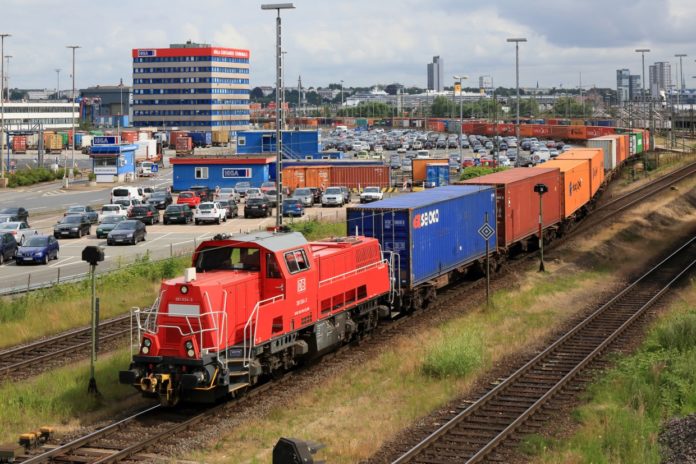 Im Hamburger Hafen herrscht reger Betrieb auf Schiene und Straße.